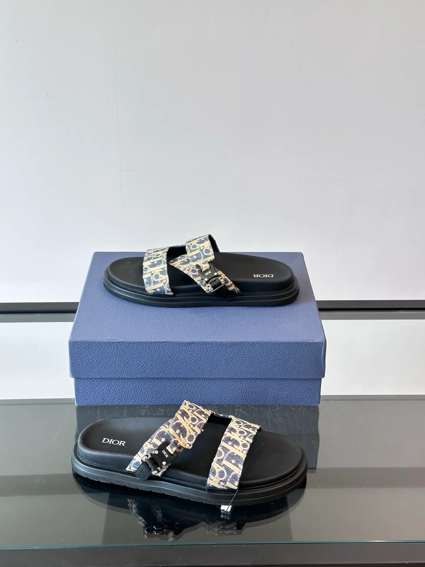 Factory price: 300💰Dior Aqua men's sandals and slippers. Showcasing Dior haute couture design. The Dior gray suede strap is accented with an aluminum Dior buckle for added style. Paired with a comfortable tonal notch sole, they pair easily with shorts or jeans for a sophisticated look. Main body: suede cow leather, technical fabric lining: cow leather, with adjustable straps, aluminum Dior buckle, Dior gray EVA insole, tonal notch rubber outsole splicing structure👌👌 size: 38-44 (45.46 customized)